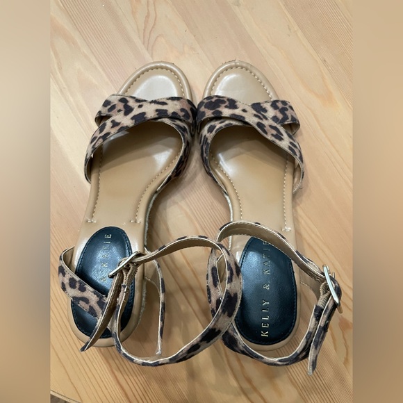 Kelly & Katie Cheetah Wedge Ankle
Strap Heel Size 8 - Picture 13 of 16